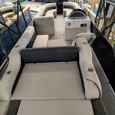 Comfortable 27ft Leisure Pontoon Boats 2.3m 2.6m Width For Fishing And Cruising
