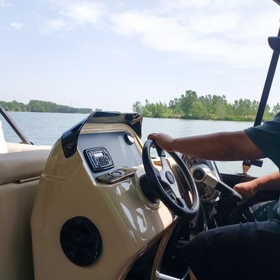 19ft Luxury Pontoon Boat Customizable Leisure Craft for Relaxation & Entertainment