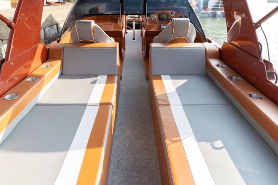 Customizable FRP-26FT Fiberglass Pontoon Boat with 150HP Outboard Motor and LED Navigation Lights