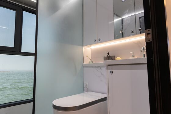 11.5m Length 4.0m Width Floating Boat Hotel with 20mm Deck Thickness for Waterfront Leisure