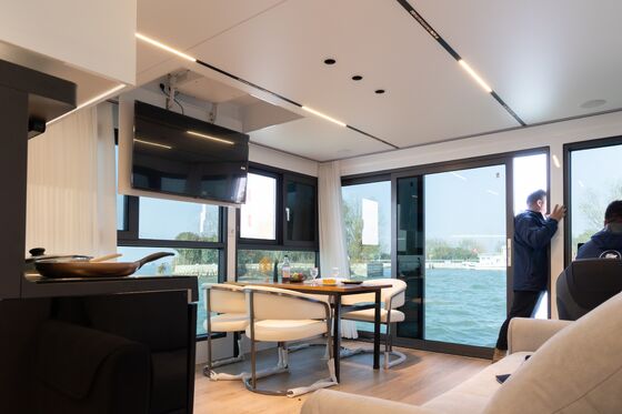 11.5m Length 4.0m Width Floating Boat Hotel with 20mm Deck Thickness for Waterfront Leisure