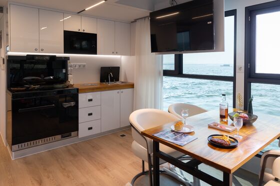 11.5m Length Aluminum Construction Floating Boat Hotel with TV Entertainment for Luxury Waterfront Stays