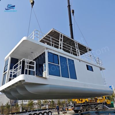 Perahu rumah mewah berdekatan dua dengan ruang tamu kamar tidur dapur & atap dek matahari