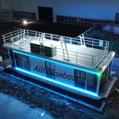 Villa flottante, péniche à deux étages avec terrasse sur le toit pour faire la fête, barbecue et intérieur entièrement meublé