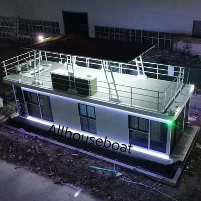 Doppeldeckerhausboot mit Wohnzimmer und Lounge auf dem Dach