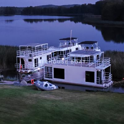 Rumah Perahu Ganda Modern Dengan Kamar Tidur, Dapur, Kamar Mandi & Teras Atap - Tempat Keluarga Terapung Anda